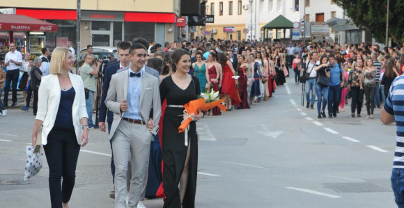 Maturska šetnja ulicama Višegrada 