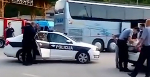 Migranta izvukli ispod autobusa