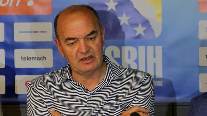 Vujošević poklanja knjige i košarkašima BiH!