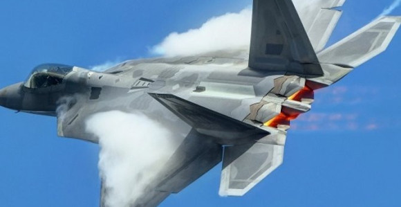 Borbeni avioni u pratnji putničkog