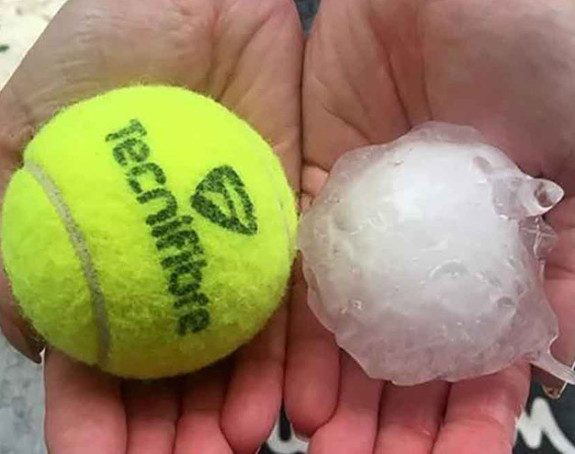 Padao grad veličine loptice 