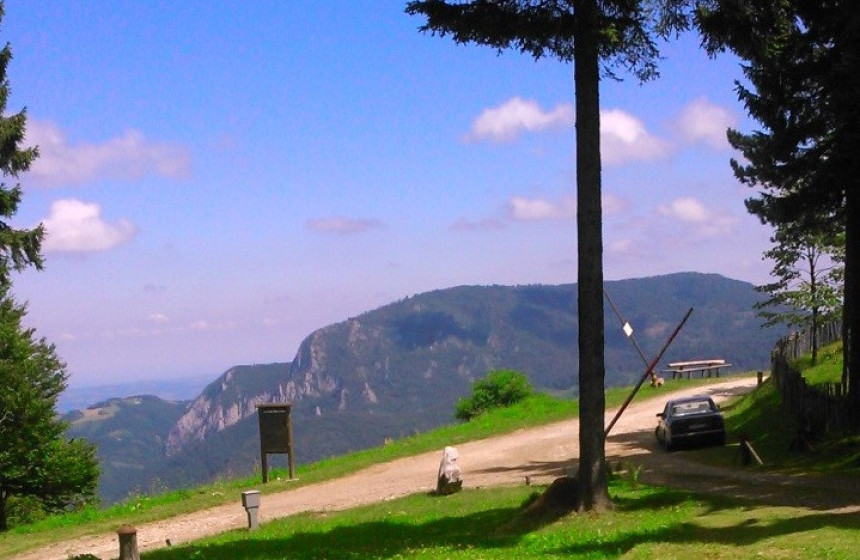 Bobija iznad Ljubovije - 'krov' lijepe Azbukovice