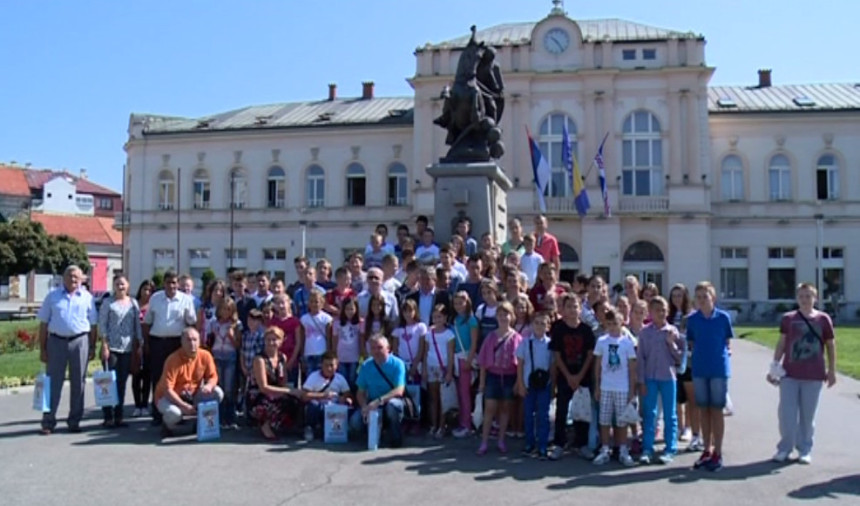 Učenici spajaju bratske gradove