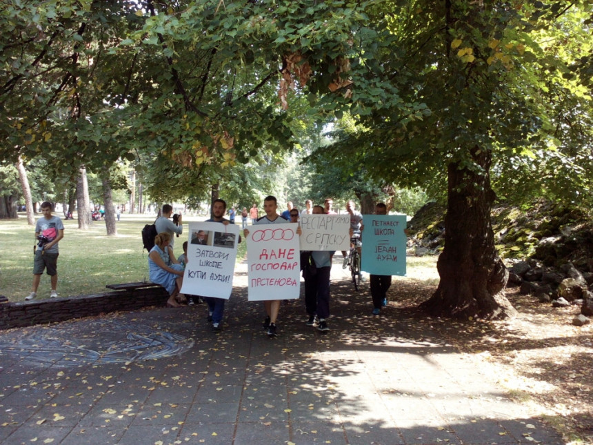 Protest: "Zatvori škole, kupi Audi"