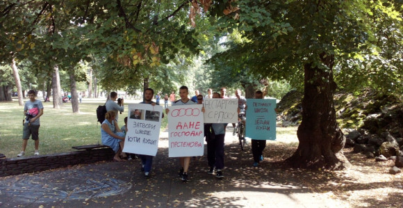 Protest: "Zatvori škole, kupi Audi"