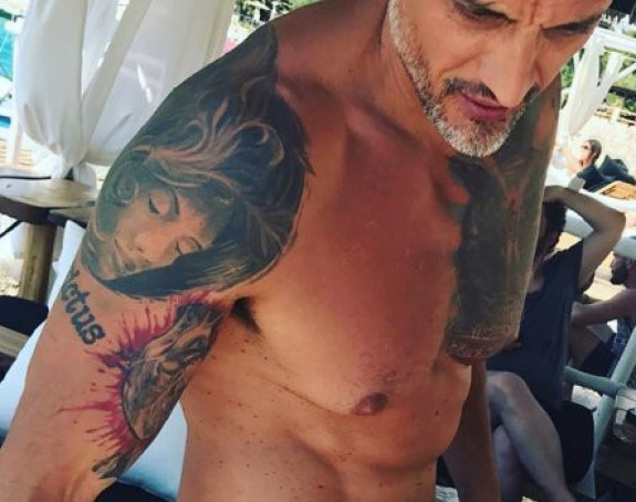 Seksi Čeda mami uzdahe na moru