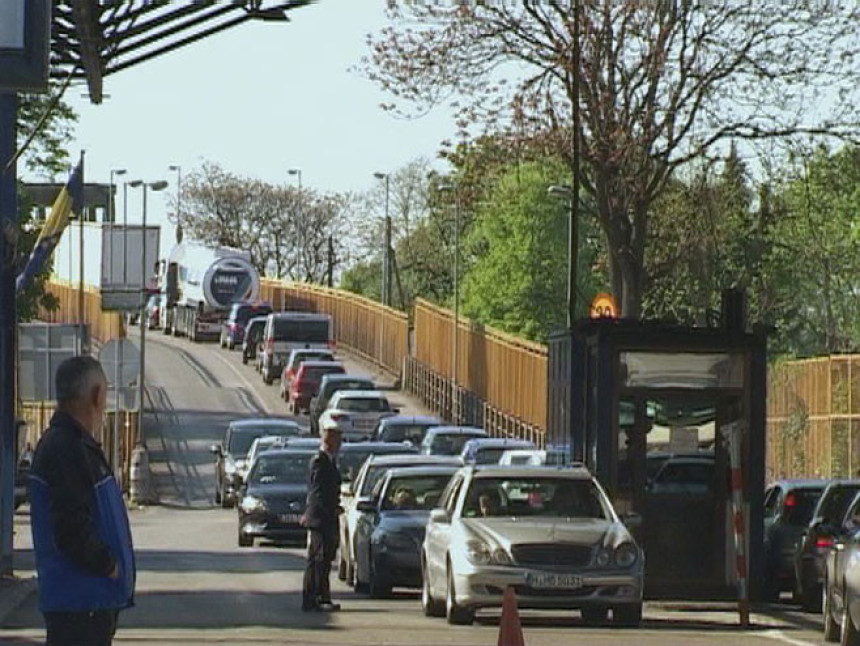 Kolone na prelazu Gradiška, gužve i u Brodu