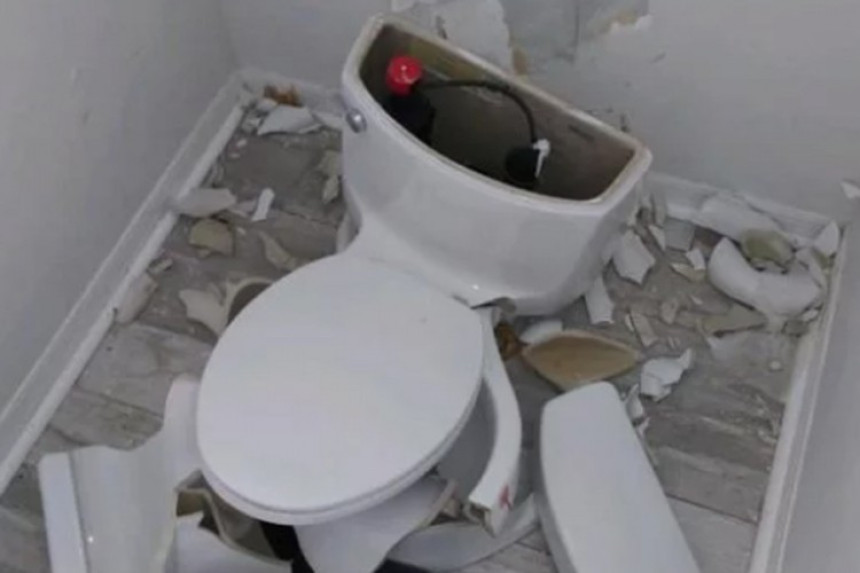 Grom udario u septičku jamu, eksplozija u WC