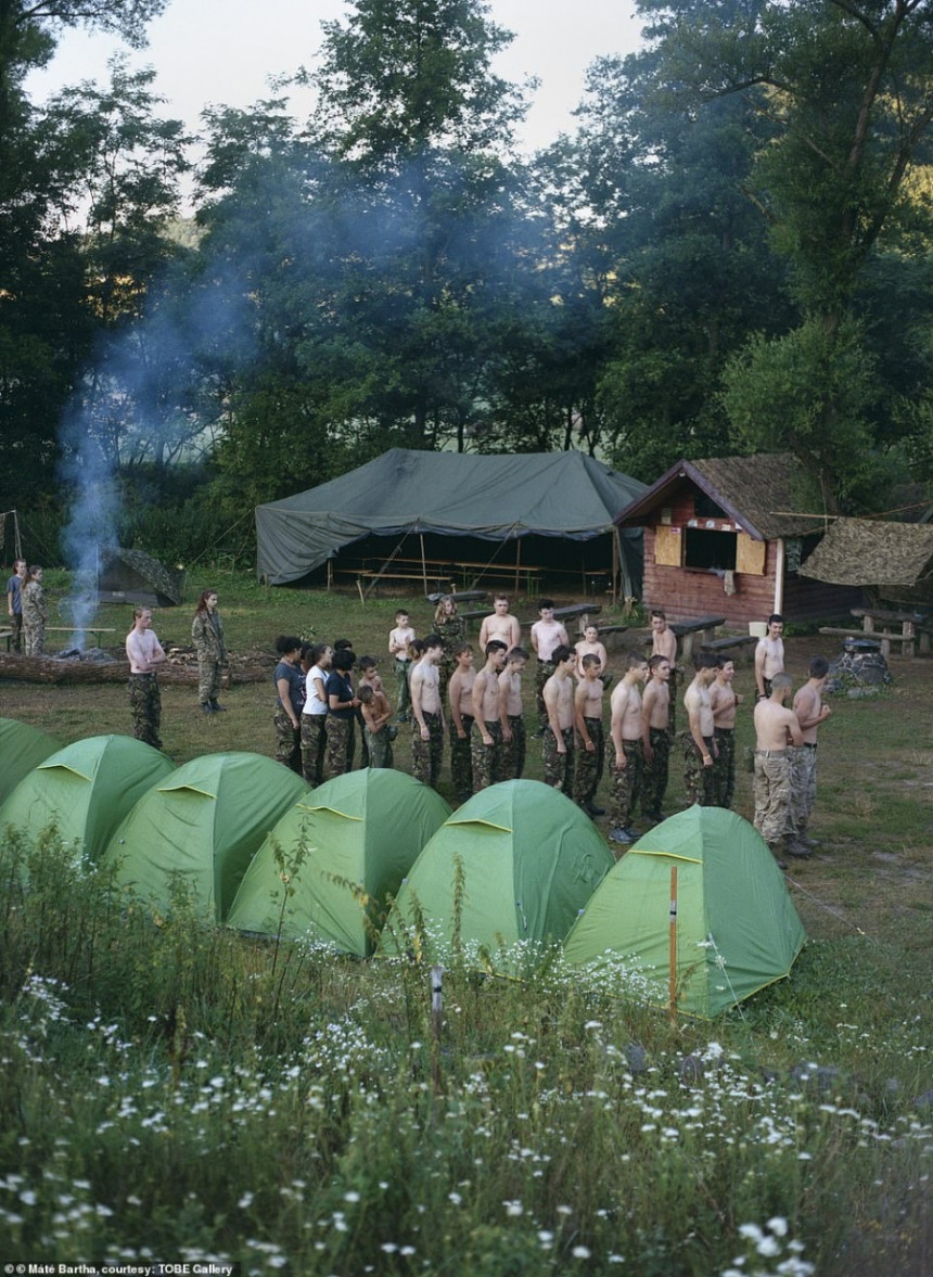 Šokantni snimci iz dječijeg vojnog kampa (FOTO)