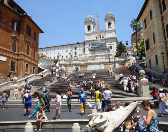 Kazna za sjedenje na "španskim stepenicama"