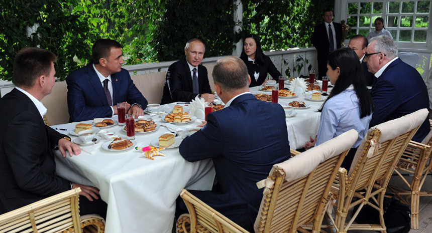 Putina ugostili kolačem Tolstoja