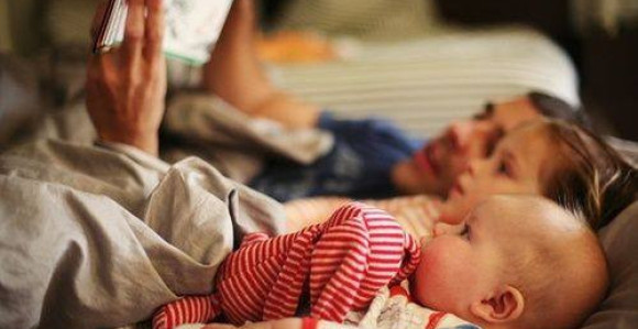 Roditelji skraćuju priče za laku noć