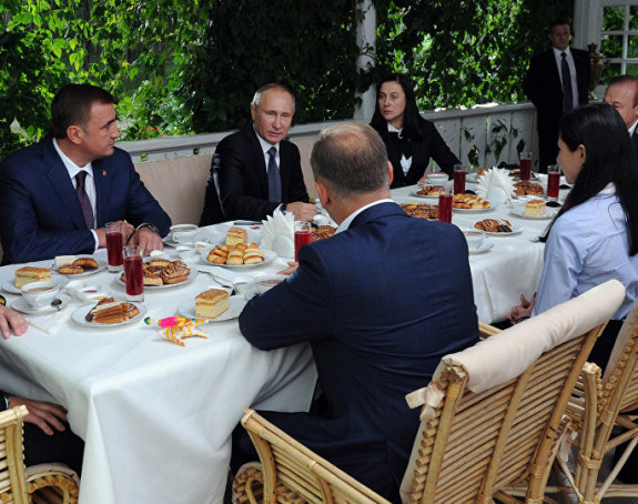 Putina ugostili kolačem Tolstoja