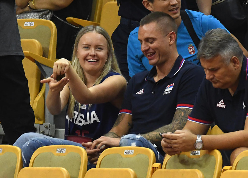 Natalija sa tribina u Kini bodri svog dečka!