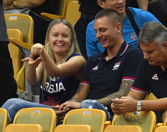 Natalija sa tribina u Kini bodri svog dečka! 