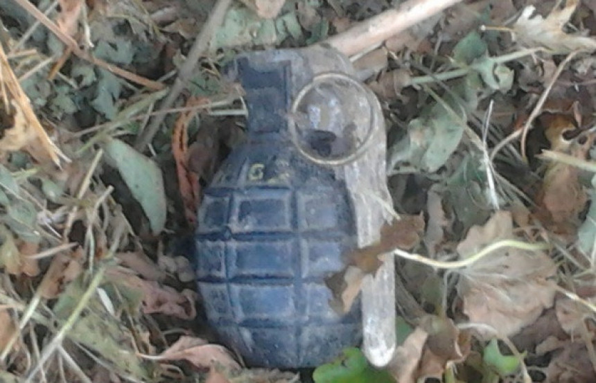 Otkrivena ručna bomba na trotoaru