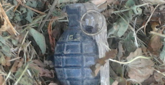 Otkrivena ručna bomba na trotoaru