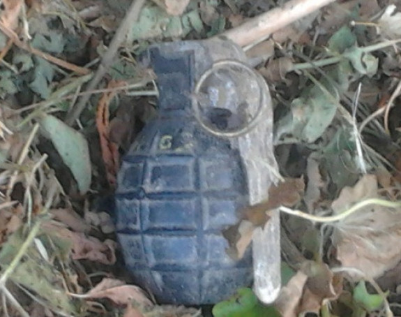 Откривена ручна бомба на тротоару
