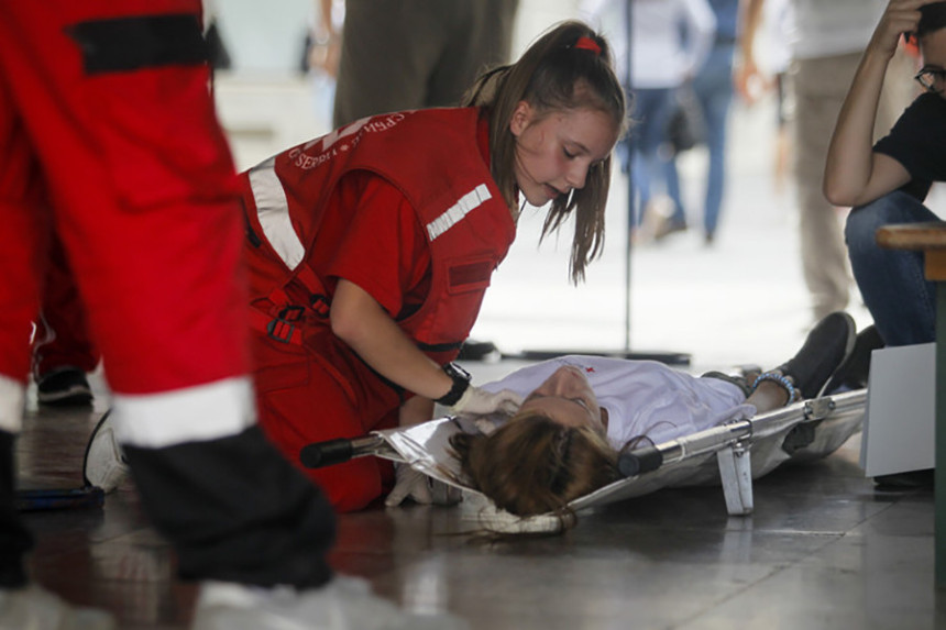 Žena pala sa prozora zgrade