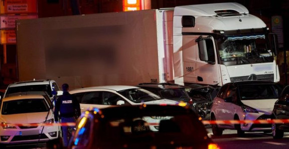 Камионом ударио у колону возила, има повријеђених