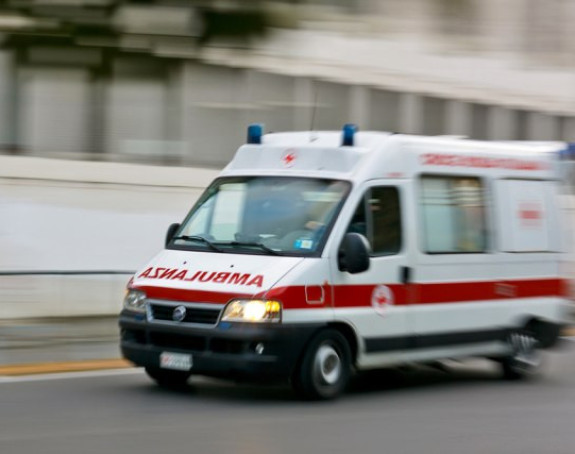 Automobil uletio u baštu restorana u centru Beograda