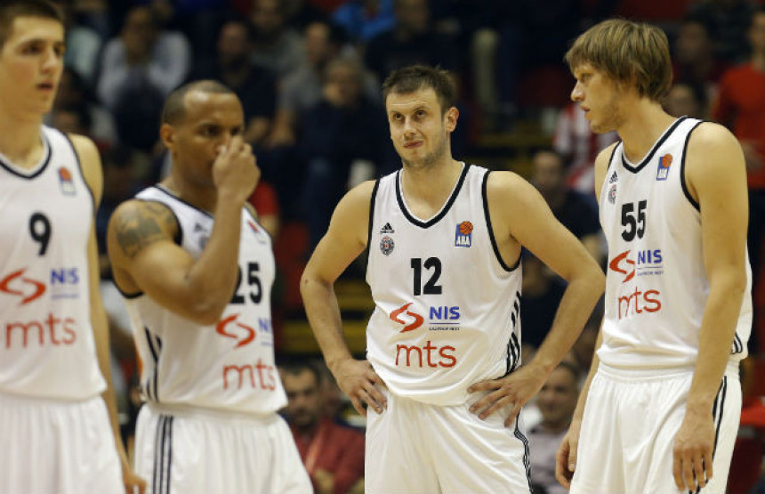 Partizan u problemu: Novici oteklo koljeno poslije klizećeg starta, ne putuje u Solnok!