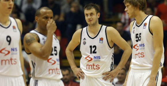 Partizan u problemu: Novici oteklo koljeno poslije klizećeg starta, ne putuje u Solnok!