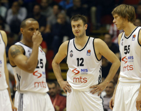 Partizan u problemu: Novici oteklo koljeno poslije klizećeg starta, ne putuje u Solnok!