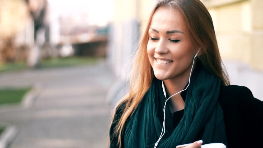 Zbog preglasne muzike sve veći broj mladih ima zujanje u uhu