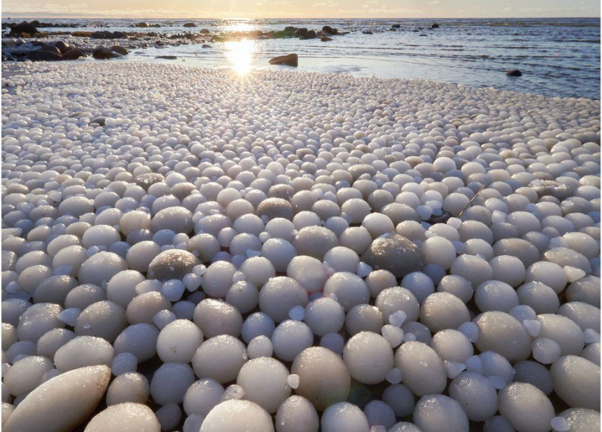 „Ледена јаја“ запљуснула финску обалу!