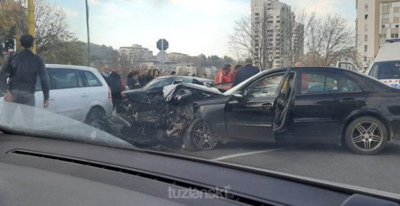 Povrijeđene tri osobe u teškom udesu u Tuzli