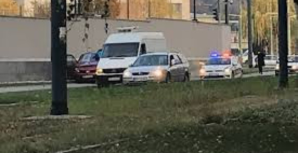 Vozaču pozlilo, udario u ogradu Ambasade SAD