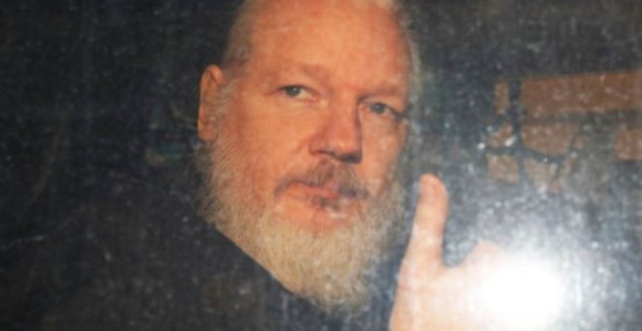 Asanžov otac: Džulijan životno ugrožen u zatvoru