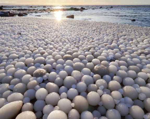 „Ledena jaja“ zapljusnula finsku obalu!