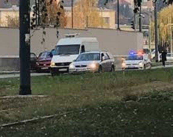 Vozaču pozlilo, udario u ogradu Ambasade SAD