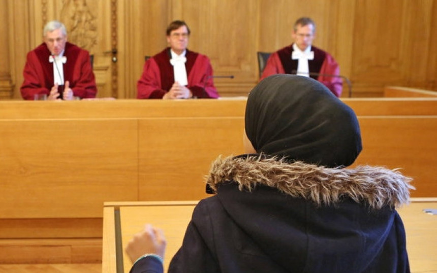 Суд: Муслиманка (11) мора на пливање 