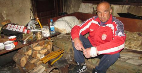 Maratonac spava na zgarištu uz smeće