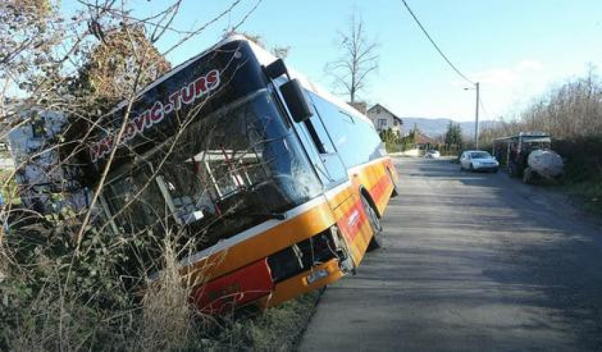 Autobus sletio s puta zbog auta