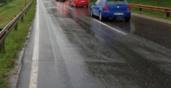 Mjestimično vlažni kolovozi