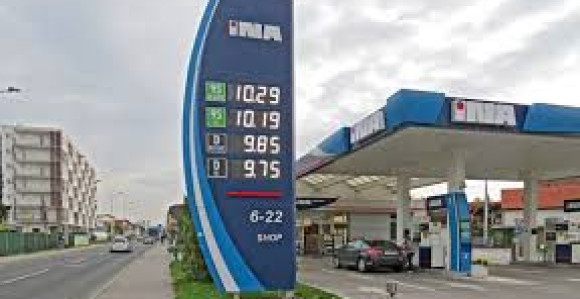 Na pumpi ukrali automobil i novac