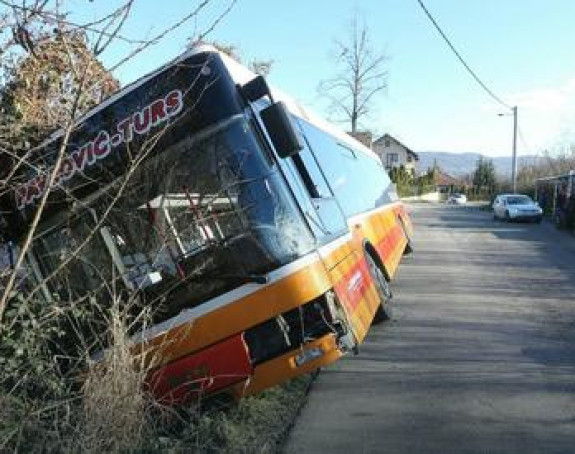 Autobus sletio s puta zbog auta