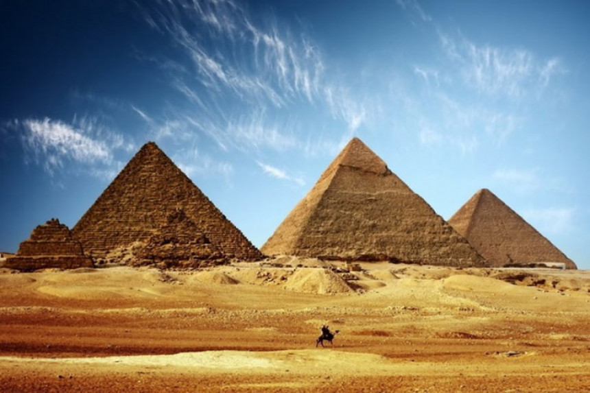 Водили љубав на врху пирамиде