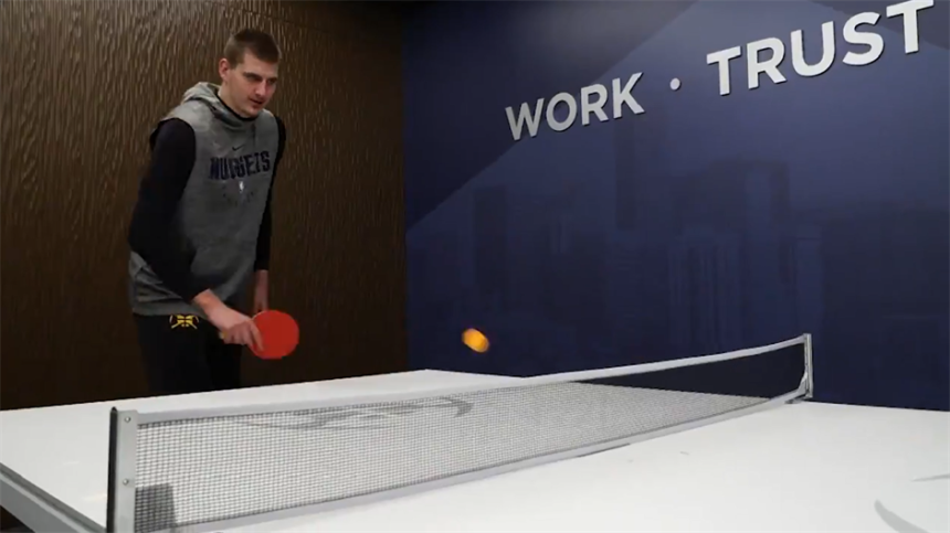 Šta to Jokić radi prije meča?!