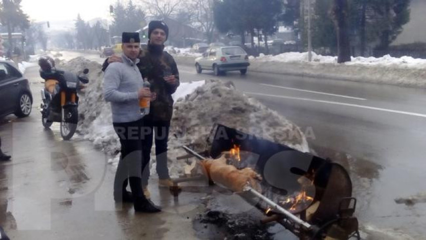 Мјештани Старчевице славили уз печено прасе!
