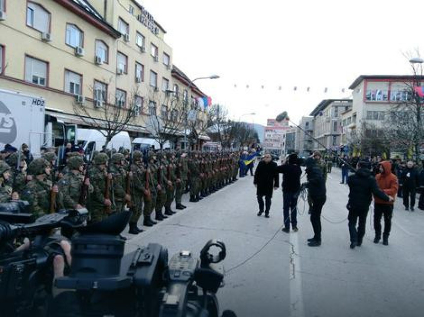 Treći pješadijski RS puk OS postrojen pred Ivanićem 