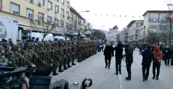 Treći pješadijski RS puk OS postrojen pred Ivanićem 