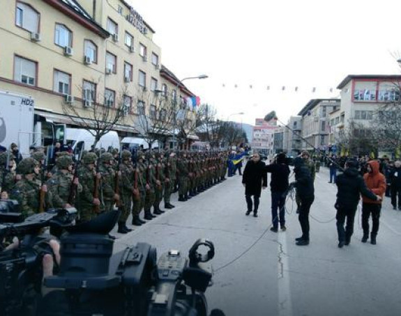 Treći pješadijski RS puk OS postrojen pred Ivanićem 