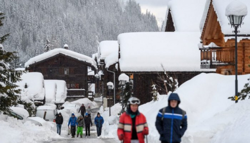 Snijeg zarobio hiljade turista 