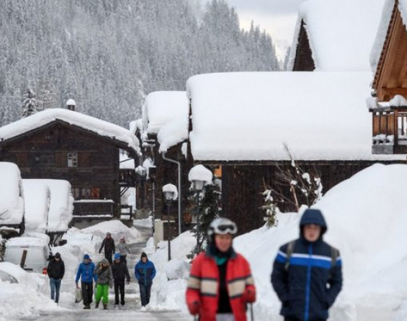 Snijeg zarobio hiljade turista 