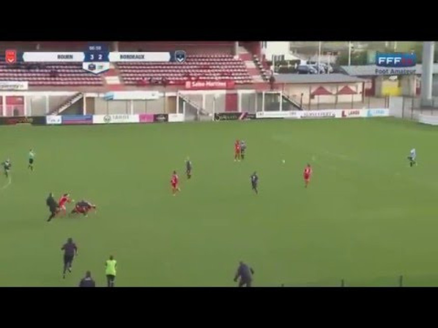 Video: Kratko je, ali ''slatko''! Kad se cure ''lemaju'' na fudbalu!